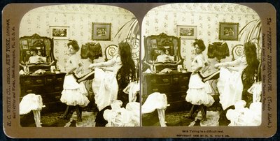 Carte stéréoscopique représentant une femme serrée dans un corset, c.1900 - Vermont, USA H.C. White Company