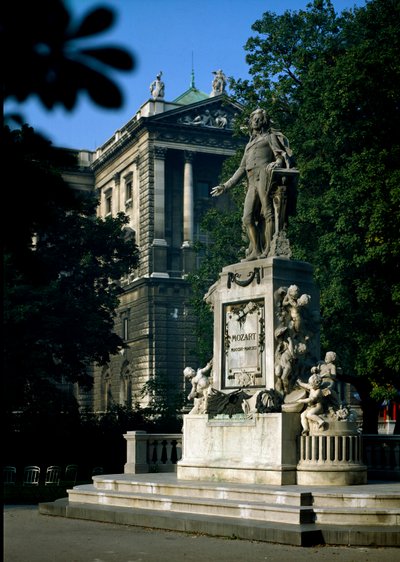 Monument en hommage au compositeur autrichien Wolfgang Amadeus Mozart (1756-1791). Sculpture de Victor Tilgner (1844-1896) 1896. Vienne, Burggarten, Autriche - Victor Tilgner