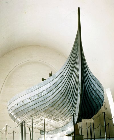 Navire viking (drakkar) de Gokstad près d