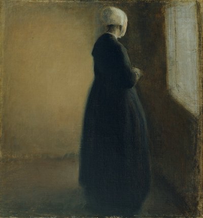 Une vieille femme debout près d