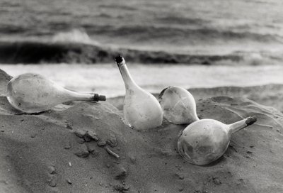 "Des flacons sur la plage - Vincenzo Balocchi