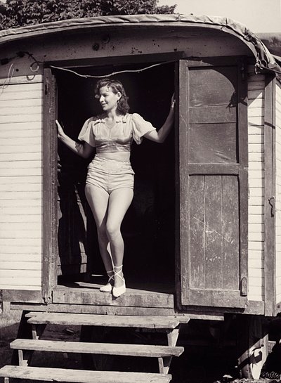 Jeune femme sur une voiture de cirque, vers 1960 (photo n/b) - Vincenzo Balocchi