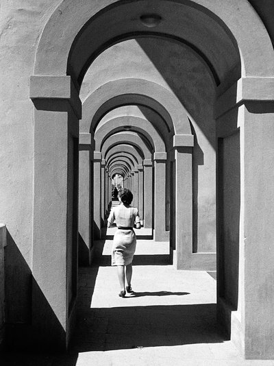Jeune femme passant sous un portique - Vincenzo Balocchi