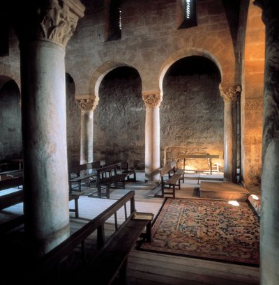 Intérieur de la basilique de San Juan de Banos, Banos de Cerrato, Espagne, 7ème siècle (photo) - Visigothic