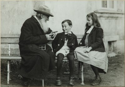 Léon Tolstoï avec ses petits-enfants Léon et Sofia, 1909 - Vladimir Grigorievich Chertkov