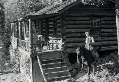 Femme, possible travailleuse de la santé, à cheval rendant visite à des voisins ou à la famille - Volkmar Wentzel