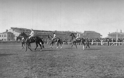 Chevaux de St. Leger devant la tribune de Doncaster, c. 1901, 1903 - W. W. Rouch