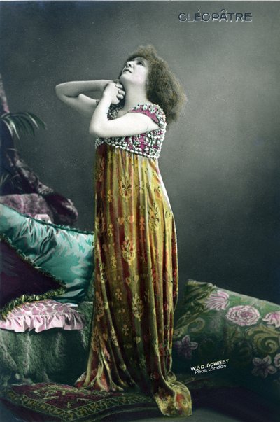Henriette Rosine Bernard alias Sarah Bernhardt (1844-1923) en « Cléopâtre », pièce de Victorian Sardou - W. and D. Downey