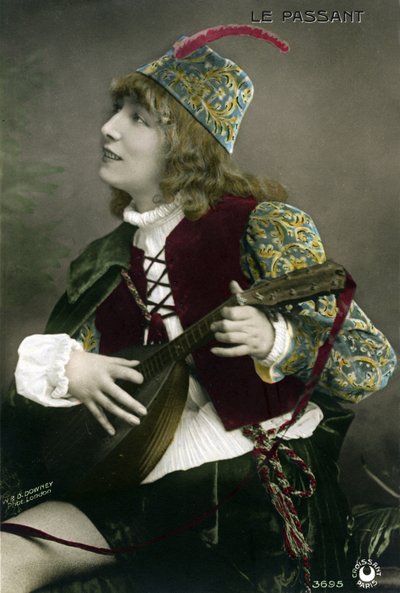 Henriette Rosine Bernard alias Sarah Bernhardt (1844-1923), dans le rôle du troubadour Zanetto, jouant du luth dans la pièce de François Coppée "Le passer" - W. and D. Downey