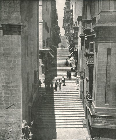 Une rue escarpée à La Valette, Malte, 1895 - W and S Ltd