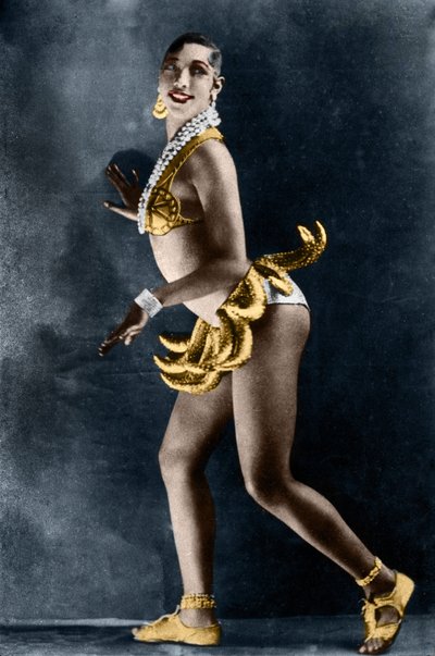 Josephine Baker (1906-1975) en 1925 dans la Revue Nègre au Théâtre des Champs-Élysées, avec sa ceinture de bananes. Photographie de Lucien Walery (1863-1935). - Walery