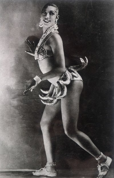 Joséphine Baker vêtue d