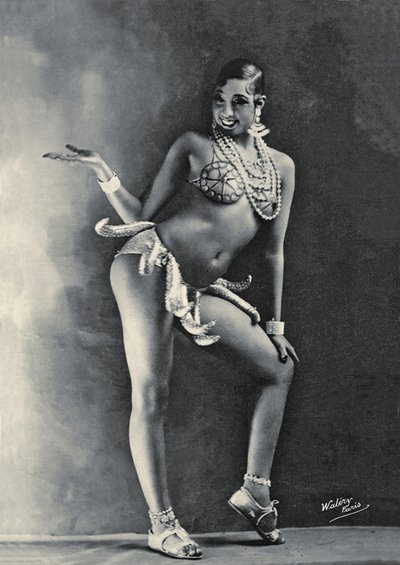 Josephine Baker portant son célèbre costume de banane vers 1927 - Walery
