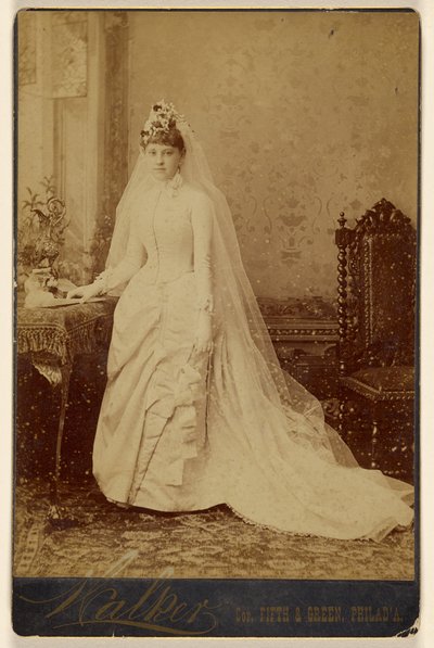 [Femme non identifiée en robe de mariée, debout] - Walker