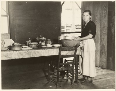 [Elizabeth Tengle à la table de cuisine]/[Paralee Ricketts travaillant dans la cuisine] - Walker Evans