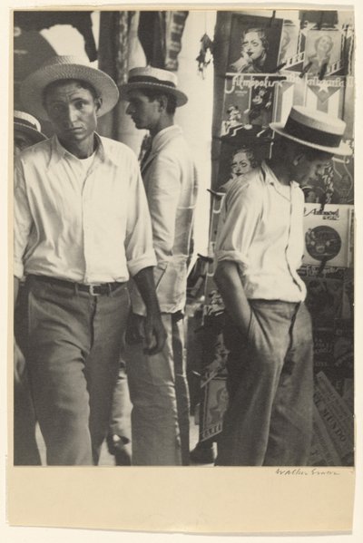 Personnes dans le kiosque à journaux du centre ville de La Havane - Walker Evans