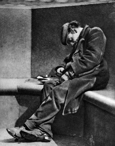 Un homme dormant sur le pont de Blackfriars, Londres - Walter Benington
