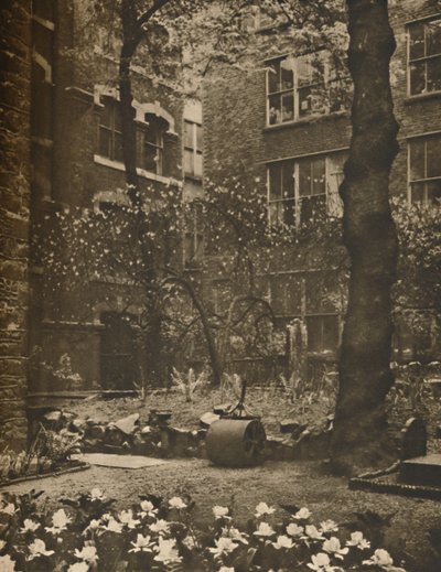 Le cimetière vide de ce qui était All Hallows Staining, vers 1935 - Walter Benington