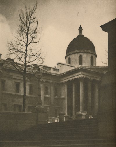La National Gallery depuis les marches de la terrasse de Trafalgar Square, vers 1935 - Walter Benington