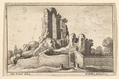 Ruines et une porte barrée sur la colline de l