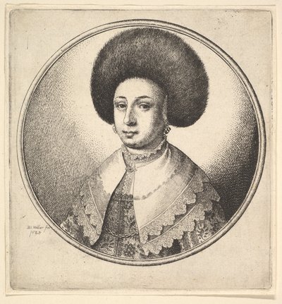 Femme avec un grand chapeau de fourrure circulaire et des boucles d