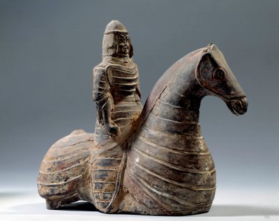 Art chinois : statuette de cavalier en armure (206 av. J.-C.-220 apr. J.-C.), période Han. Paris, Musée Cernuschi - Western Han Dynasty Chinese School