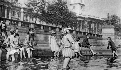 Enfants pataugeant dans les fontaines de Trafalgar Square, Londres, 1926-1927 - Whiffin