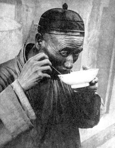 Un homme mangeant, Mukden Shenyang, Chine, 1936 - Wide World Photos