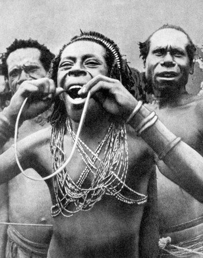 Avaler des cannes dans un rituel cérémonial, Nouvelle-Guinée, 1936 - Wide World Photos