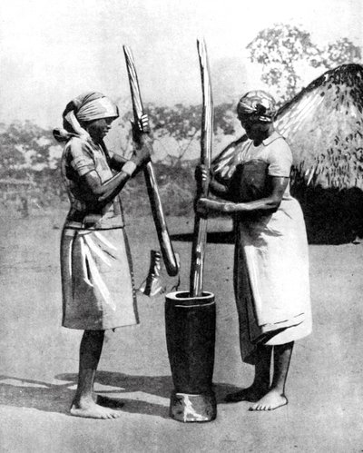 Deux femmes Mashona pilant du maïs et du millet, Zimbabwe, Afrique, 1936 - Wide World Photos