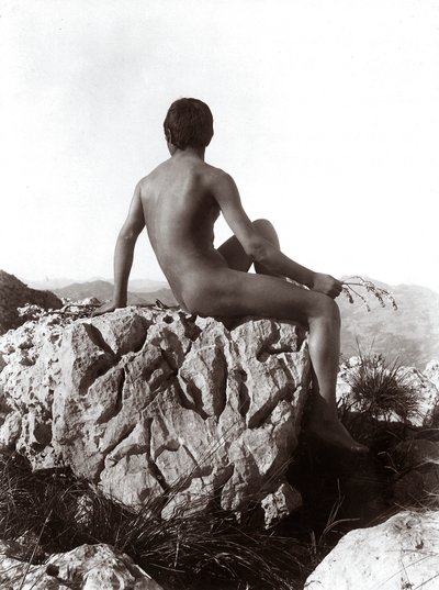 Jeune homme posant sur un rocher - Wilhelm Baron von Gloeden
