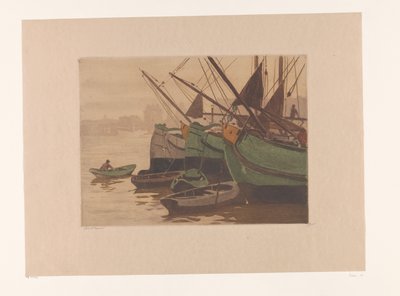 Trois bateaux de tourbe avec des canots dans l