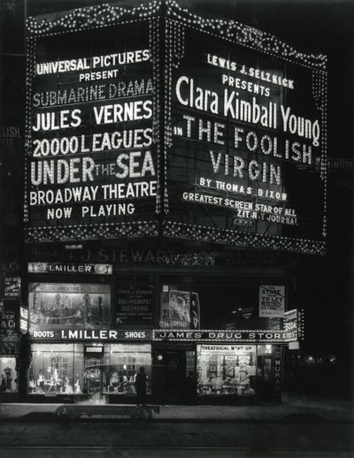 1554 Broadway à la 46e rue, I. Miller Shoes; James Drug Store, et grandes marquises pour les films illuminées au-dessus. - William Davis Hassler