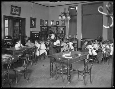 Enfants lisant dans la salle de lecture d