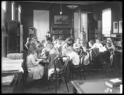 Enfants lisant dans la salle de lecture d