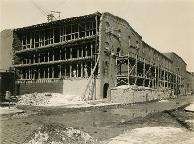 Chantier de construction, deux hommes debout dans le côté ouvert du bâtiment de l