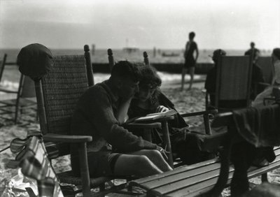 Couple lisant sur la plage, Coney Island, vers 1910-21 - William Davis Hassler