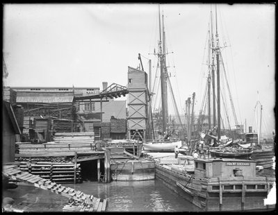 Quais et bateaux sur un front de mer non identifié, peut-être Harlem River, Inwood, New York, vers 1910 - William Davis Hassler
