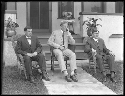 Boxeur anglais William Thomas Wells (Bombardier Billy Wells) et amis, vers 1910 - William Davis Hassler