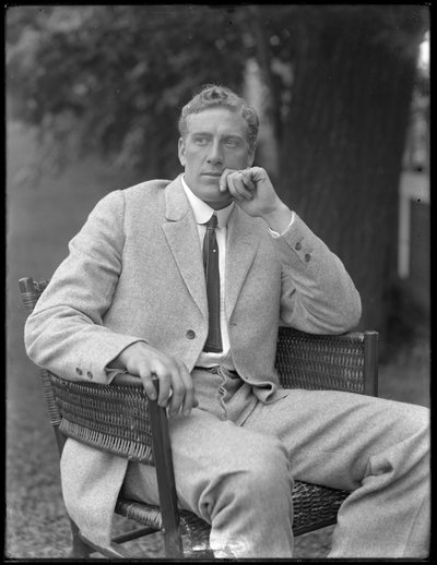 Boxeur anglais William Thomas Wells (Bombardier Billy Wells), posé assis en costume de tweed, vers 1911 - William Davis Hassler