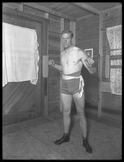 Le boxeur anglais William Thomas Wells (Bombardier Billy Wells), posant en tenue d