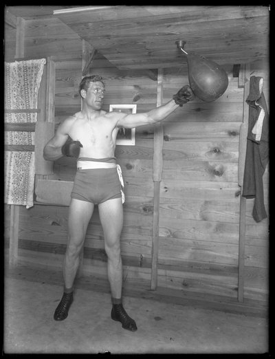 Boxeur anglais William Thomas Wells (Bombardier Billy Wells), posant en tenue d