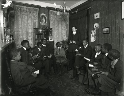 Leçon du Comité évangélique chez Mme Bostick, 72 West 99th Street, M. Rockwood enseignant à un groupe de jeunes hommes et garçons afro-américains - William Davis Hassler