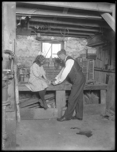 Frank P. Hassler et Mary Hassler au sous-sol, Glen Ellyn, vers 1912 - William Davis Hassler