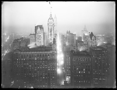 Vue nocturne brumeuse en plongée du bas de Manhattan vers le nord, avec le Singer Building, le Woolworth Building et le Municipal Building visibles, vers 1913 - William Davis Hassler