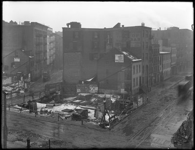 Vue en plongée des intersections de Downing Street, West Houston Street et Varick Street, New York City, 18 février 1916 - William Davis Hassler