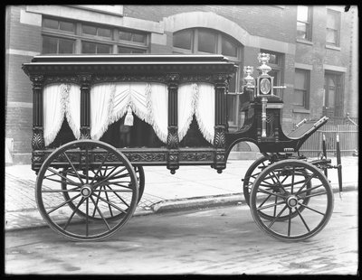 Corbillard tiré par des chevaux appartenant à F.S. York, garé sur W. 145th Street (ou E. 145th Street), New York, 1er décembre 1914 - William Davis Hassler
