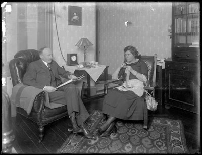 M. et Mme Austin Norris dans un salon non identifié, vers 1912 - William Davis Hassler