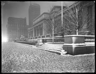 Vue nocturne de la façade de la Cinquième Avenue de la branche principale de la bibliothèque publique de New York sous la neige, 42e rue et Cinquième Avenue, New York, 6 mars 1915 - William Davis Hassler
