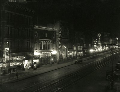 Vue nocturne du côté sud de la 23e rue entre les Sixième et Septième avenues, vers 1916-17 - William Davis Hassler
